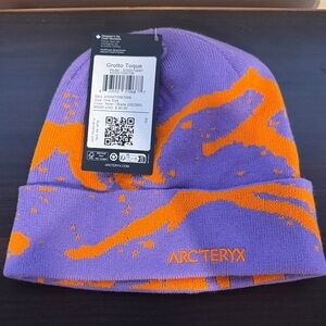 Arc'teryx Women’s Grotto Toque Purple and Orange Beanie